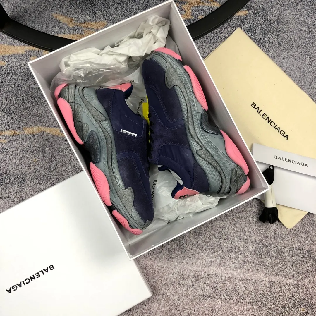 👟👟Ex-factory price 800👟👟 Balenciaga second generation 17 colors🖤 Balenciaga Triple-s Balenciaga-dad shoes. The world’s most popular retro jogging shoes 🔥. 🔺Retro distressed craftsmanship ~ original combination sole, heavy craftsmanship, not a low-end 2-layer combination sole! The upper is made of imported parachute cloth spliced ​​with nubuck matte, priced at 24 yuan per foot, which is different from the ordinary canvas on the market! The back is covered with cowhide high-frequency embossing! ⚠️When purchasing authentic products at the counter, I specifically asked the clerk about the materials. Size: 35-41 yards, men’s size 39-45, matching cloth bag, shoelaces, complete certificate of certification/men’s model will be notified later.